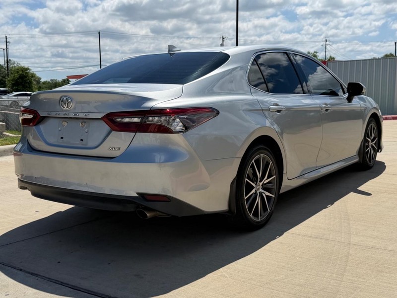 Toyota Camry Vehicle Full-screen Gallery Image 07