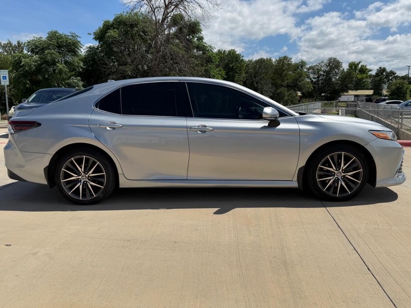 Toyota Camry Vehicle Full-screen Gallery Image 08