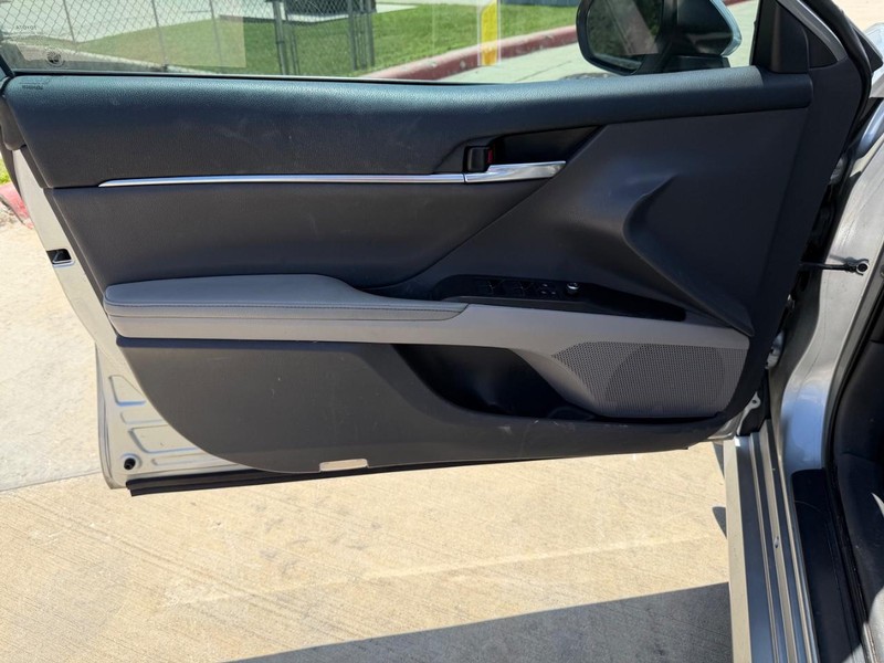 Toyota Camry Vehicle Full-screen Gallery Image 11
