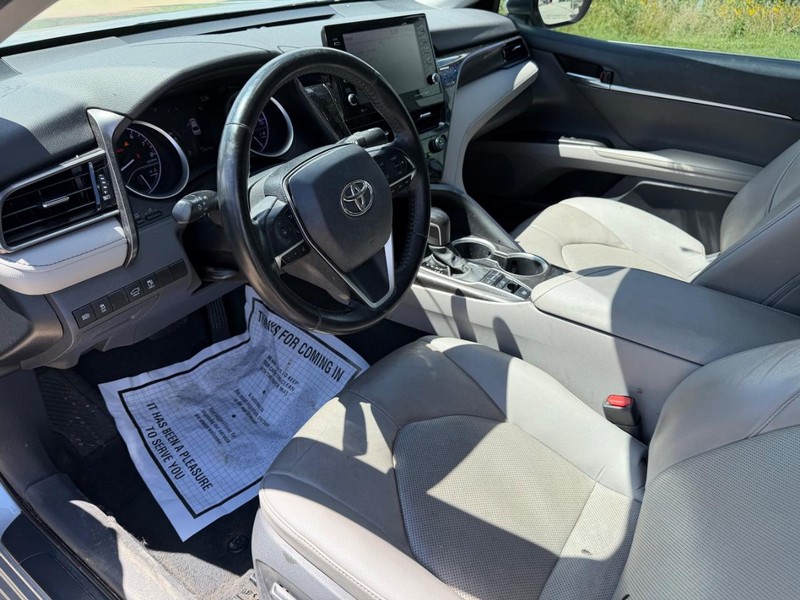 Toyota Camry Vehicle Full-screen Gallery Image 12