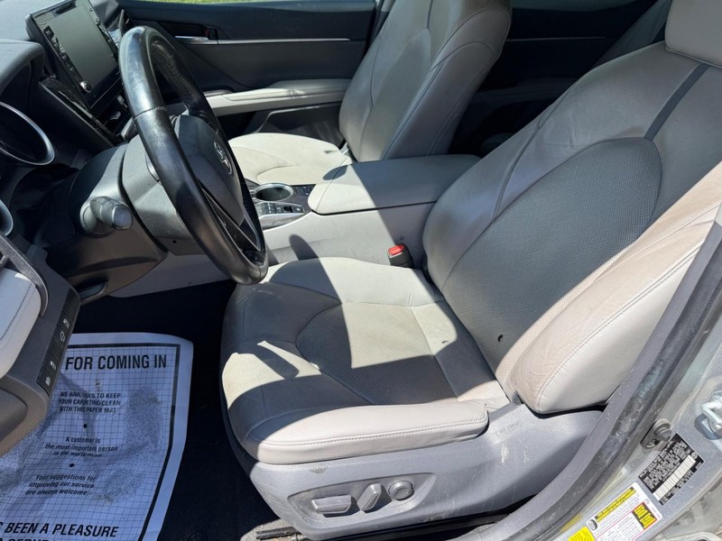 Toyota Camry Vehicle Full-screen Gallery Image 13