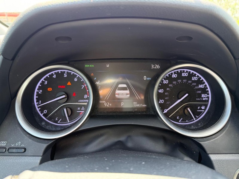 Toyota Camry Vehicle Full-screen Gallery Image 14
