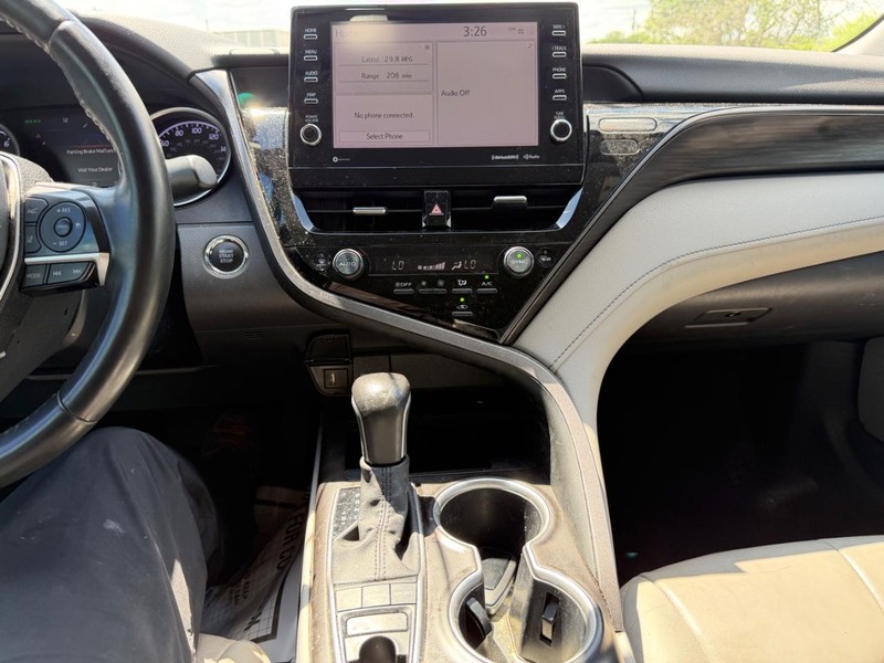 Toyota Camry Vehicle Full-screen Gallery Image 15
