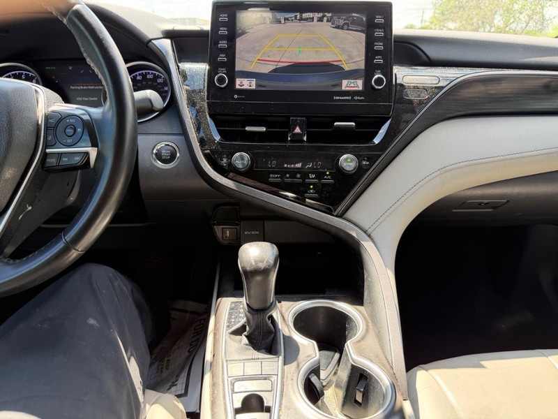 Toyota Camry Vehicle Full-screen Gallery Image 16