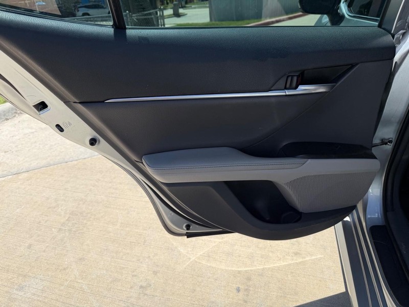 Toyota Camry Vehicle Full-screen Gallery Image 17