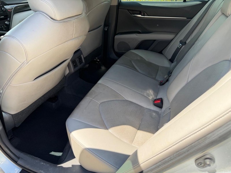 Toyota Camry Vehicle Full-screen Gallery Image 18
