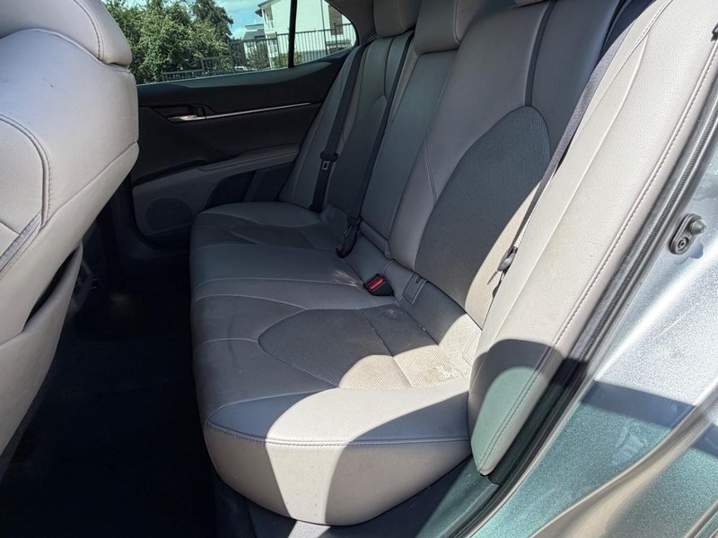 Toyota Camry Vehicle Full-screen Gallery Image 19