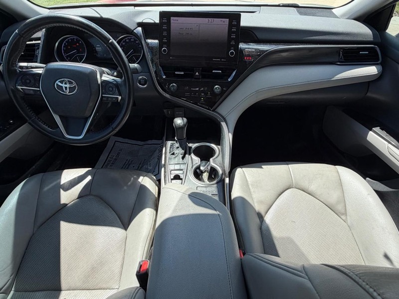 Toyota Camry Vehicle Full-screen Gallery Image 20