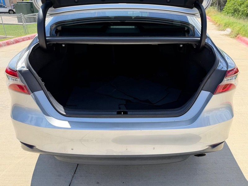 Toyota Camry Vehicle Full-screen Gallery Image 21