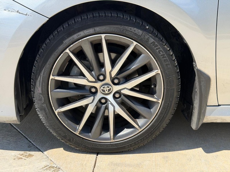 Toyota Camry Vehicle Full-screen Gallery Image 22