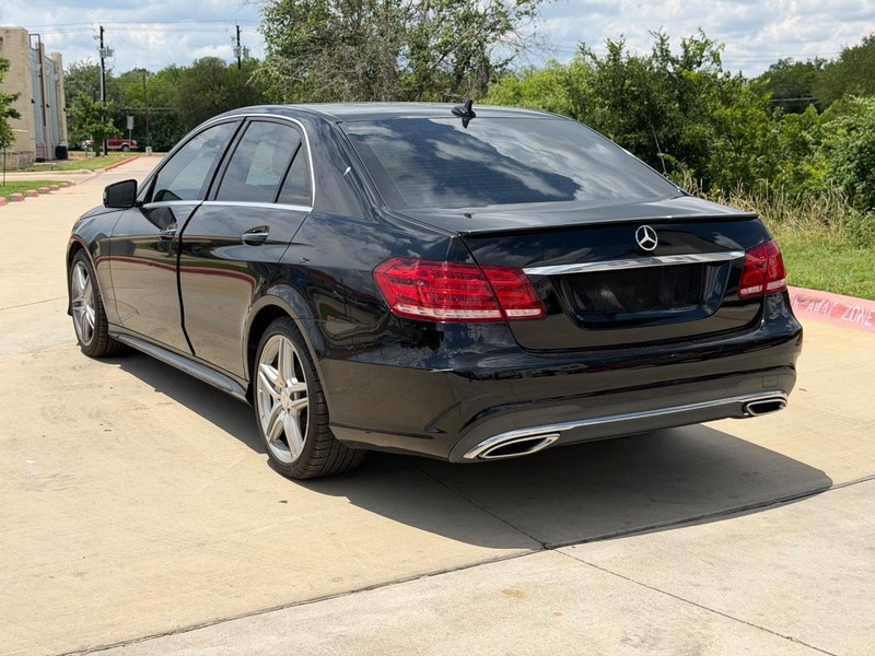 Mercedes-Benz E-Class Vehicle Full-screen Gallery Image 04