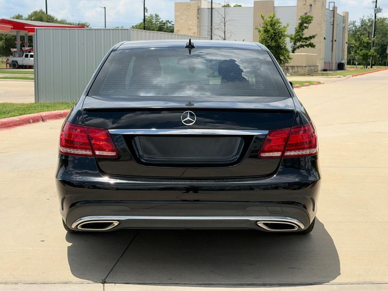 Mercedes-Benz E-Class Vehicle Full-screen Gallery Image 05
