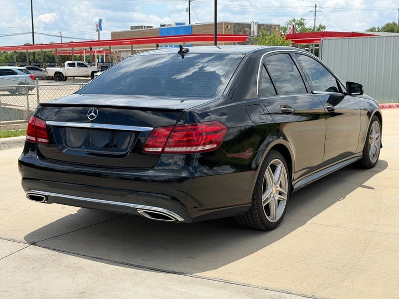 Mercedes-Benz E-Class Vehicle Full-screen Gallery Image 06