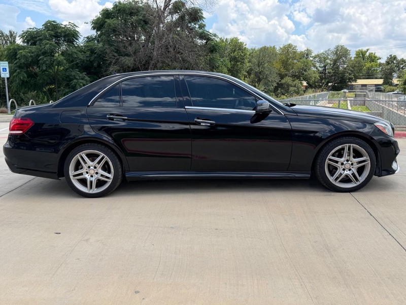 Mercedes-Benz E-Class Vehicle Full-screen Gallery Image 07