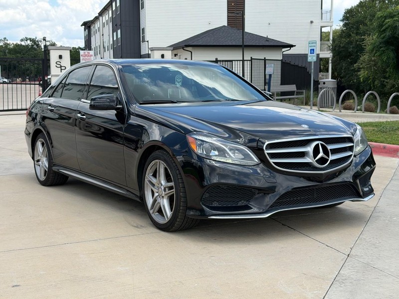 Mercedes-Benz E-Class Vehicle Full-screen Gallery Image 08