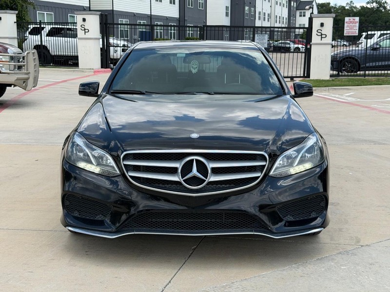 Mercedes-Benz E-Class Vehicle Full-screen Gallery Image 09