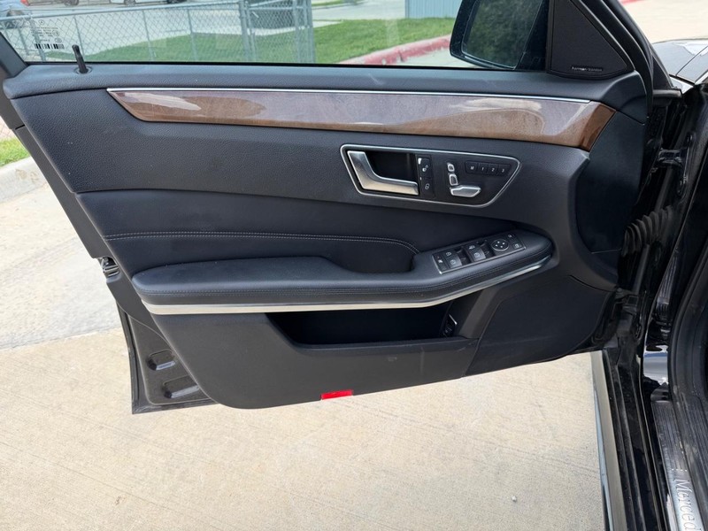 Mercedes-Benz E-Class Vehicle Full-screen Gallery Image 10