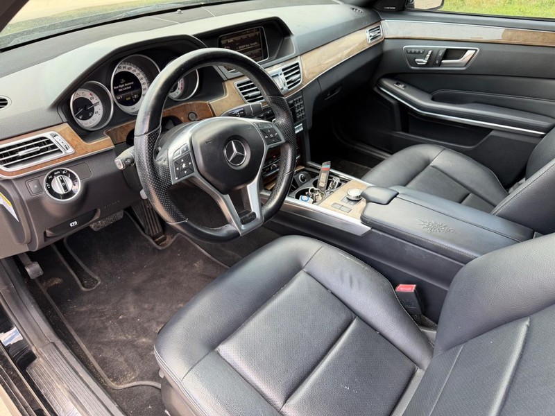 Mercedes-Benz E-Class Vehicle Full-screen Gallery Image 11