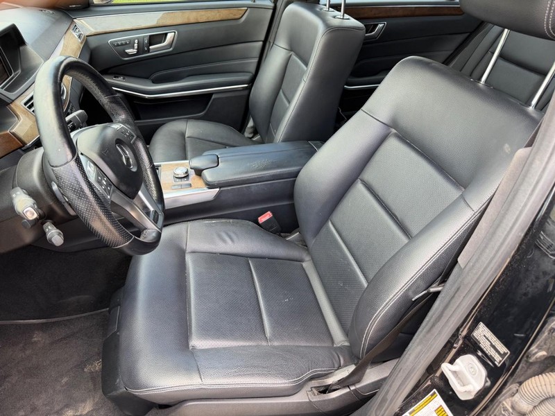 Mercedes-Benz E-Class Vehicle Full-screen Gallery Image 12