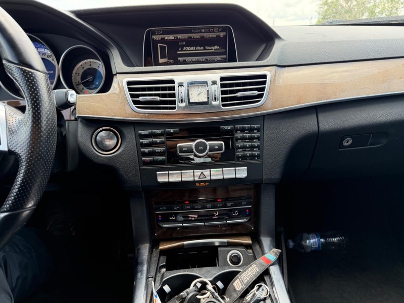 Mercedes-Benz E-Class Vehicle Full-screen Gallery Image 14