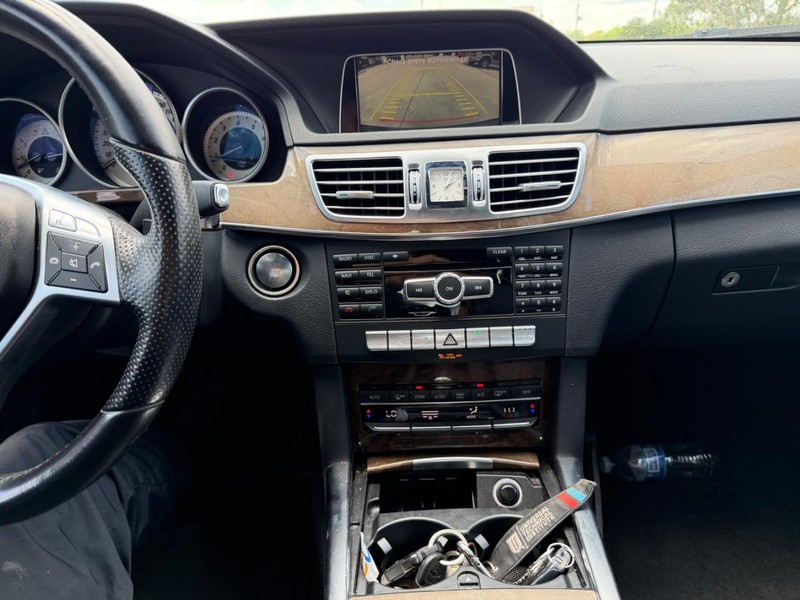 Mercedes-Benz E-Class Vehicle Full-screen Gallery Image 15