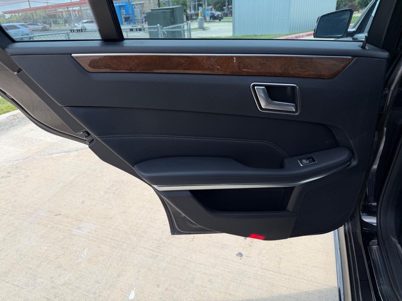 Mercedes-Benz E-Class Vehicle Full-screen Gallery Image 16