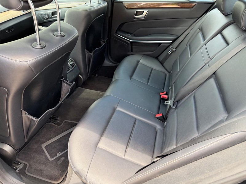 Mercedes-Benz E-Class Vehicle Full-screen Gallery Image 17