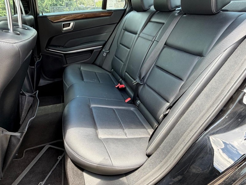 Mercedes-Benz E-Class Vehicle Full-screen Gallery Image 18