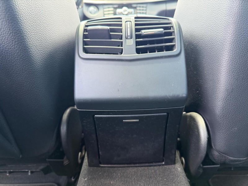 Mercedes-Benz E-Class Vehicle Full-screen Gallery Image 19