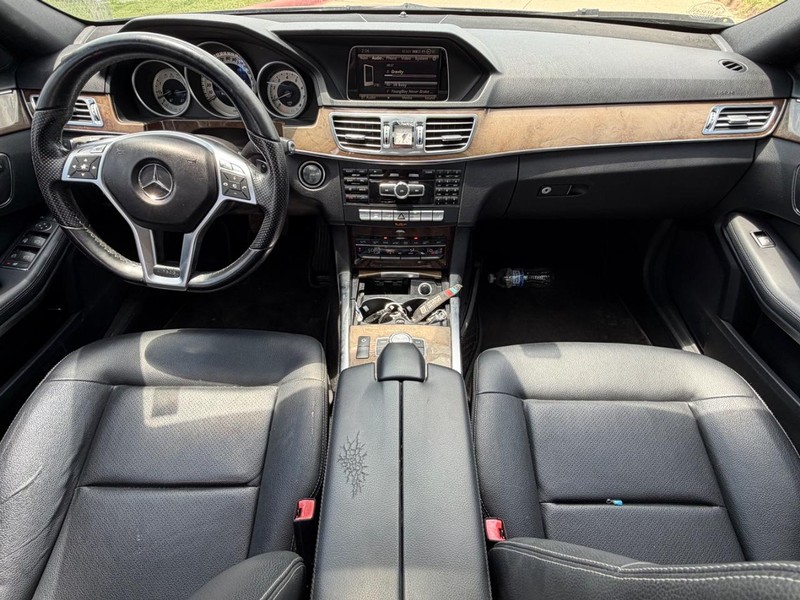 Mercedes-Benz E-Class Vehicle Full-screen Gallery Image 20