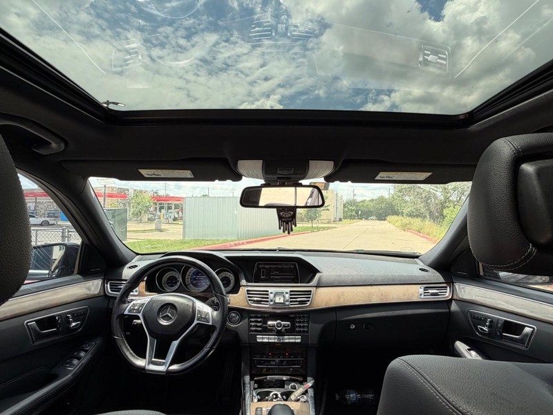 Mercedes-Benz E-Class Vehicle Full-screen Gallery Image 21