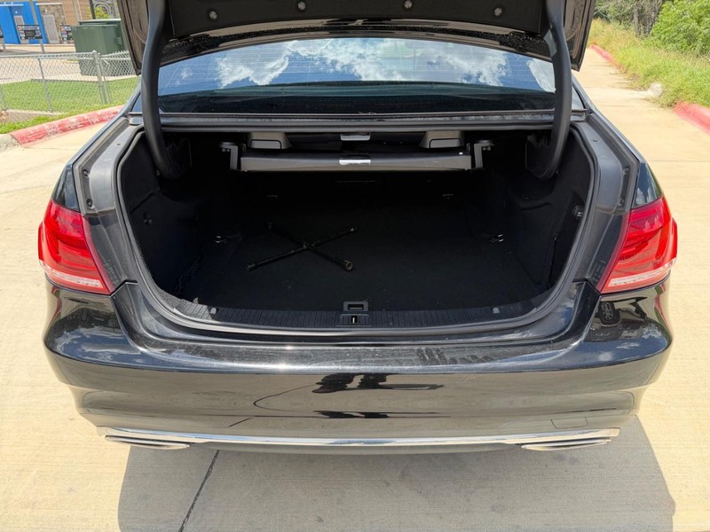 Mercedes-Benz E-Class Vehicle Full-screen Gallery Image 22