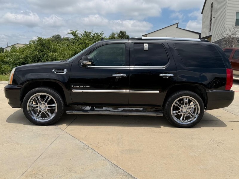 Cadillac Escalade Vehicle Full-screen Gallery Image 03
