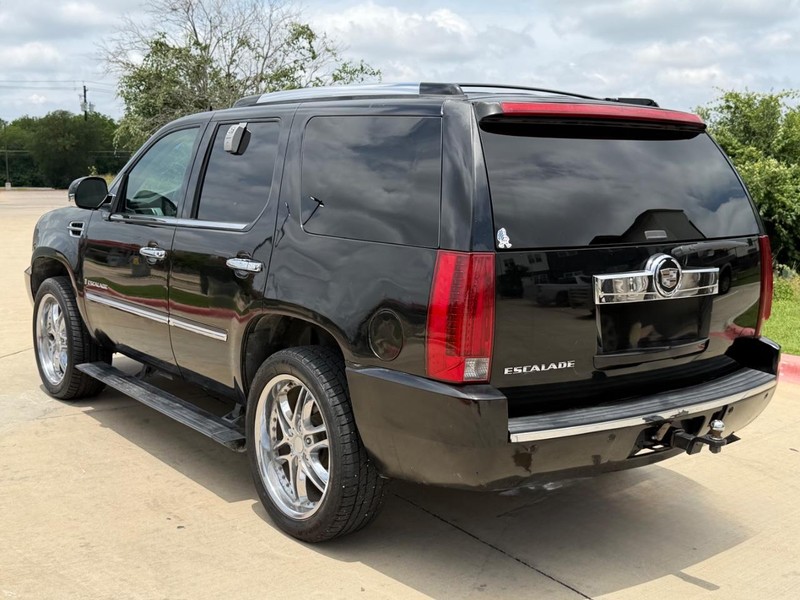 Cadillac Escalade Vehicle Full-screen Gallery Image 04