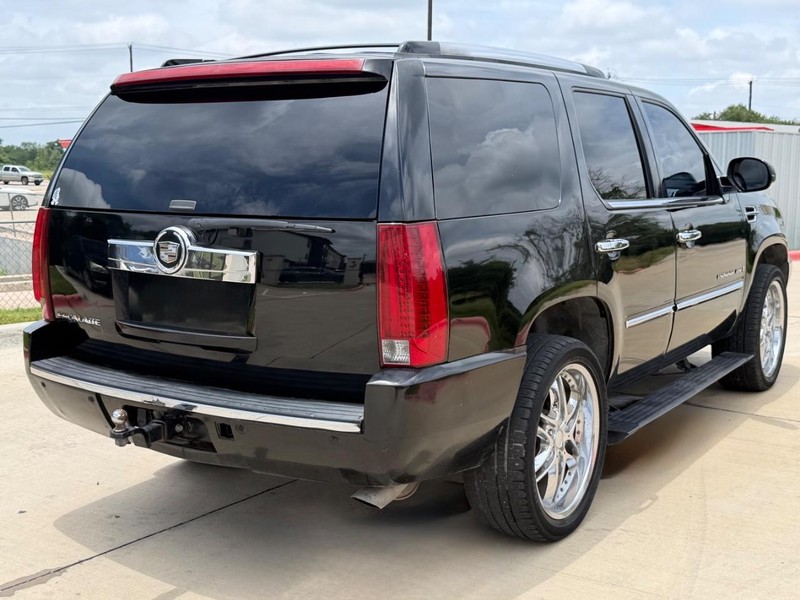 Cadillac Escalade Vehicle Full-screen Gallery Image 06