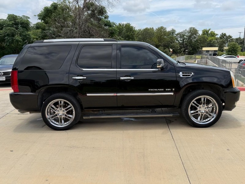 Cadillac Escalade Vehicle Full-screen Gallery Image 07