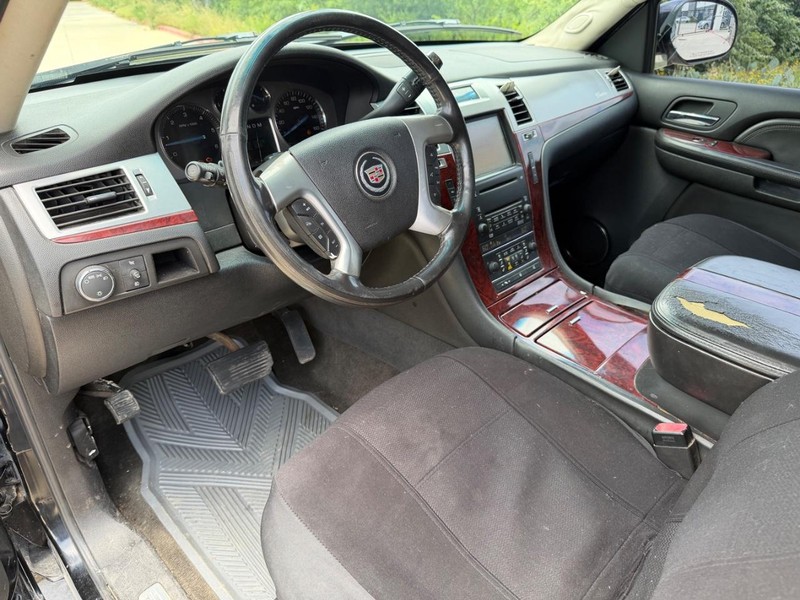 Cadillac Escalade Vehicle Full-screen Gallery Image 11
