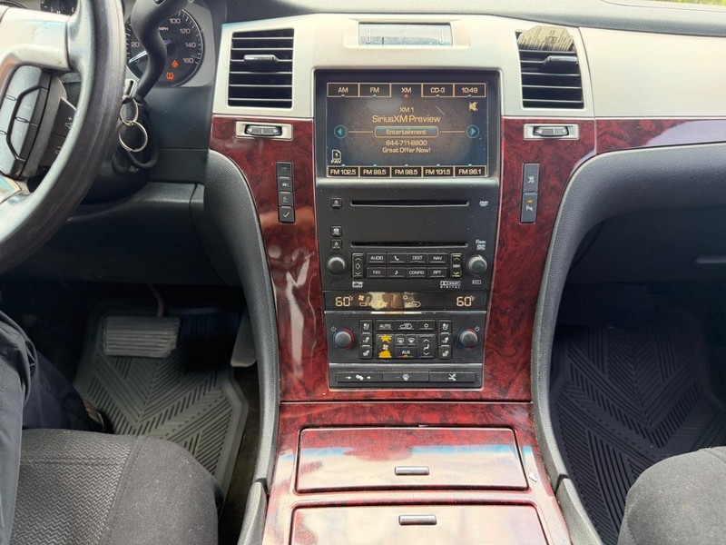 Cadillac Escalade Vehicle Full-screen Gallery Image 14
