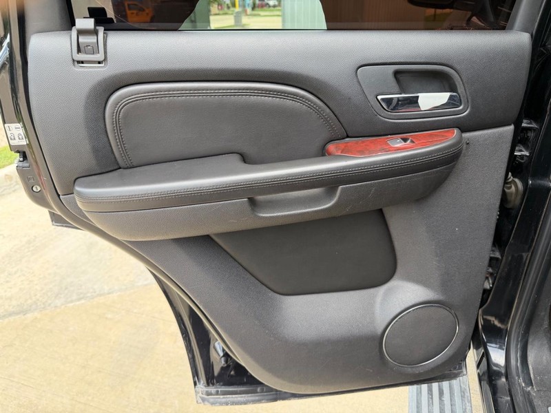 Cadillac Escalade Vehicle Full-screen Gallery Image 15