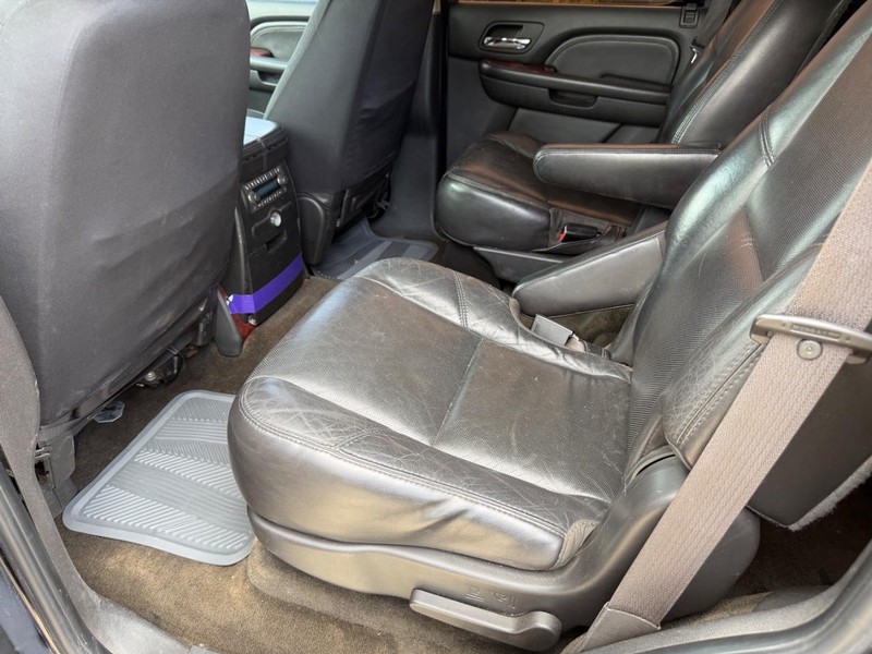 Cadillac Escalade Vehicle Full-screen Gallery Image 16