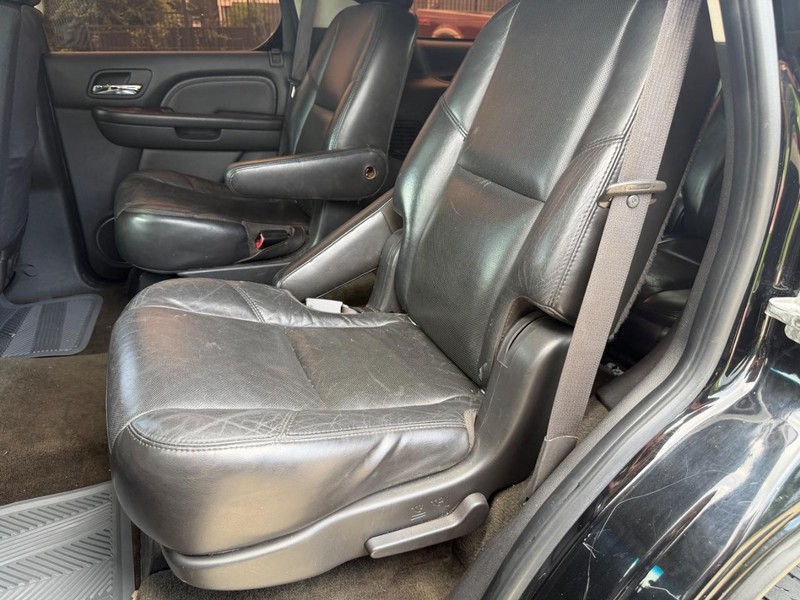 Cadillac Escalade Vehicle Full-screen Gallery Image 17