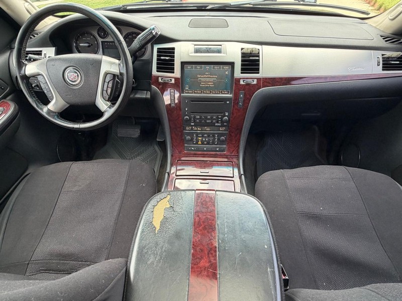 Cadillac Escalade Vehicle Full-screen Gallery Image 19