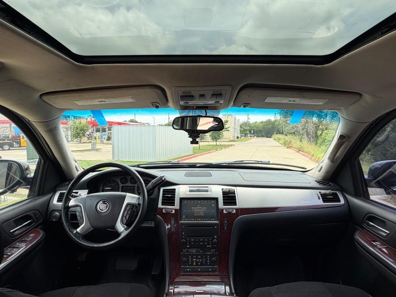 Cadillac Escalade Vehicle Full-screen Gallery Image 20