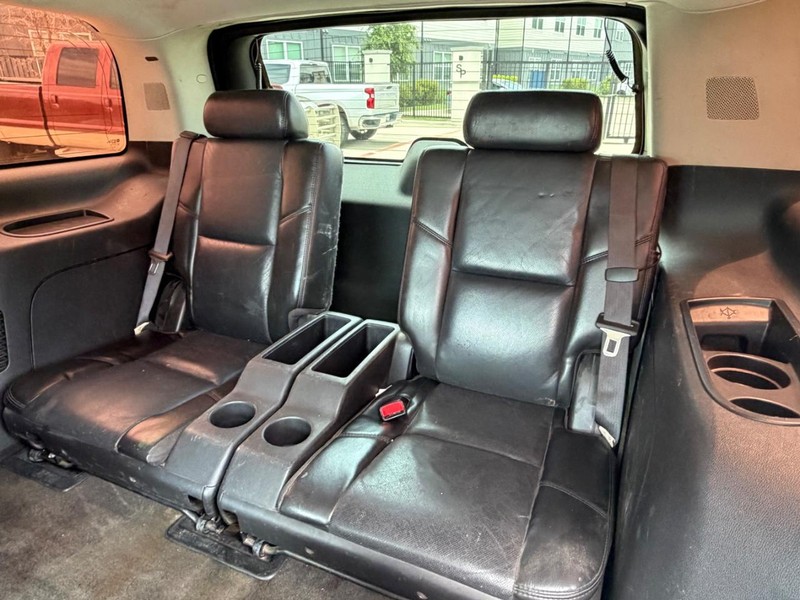 Cadillac Escalade Vehicle Full-screen Gallery Image 21