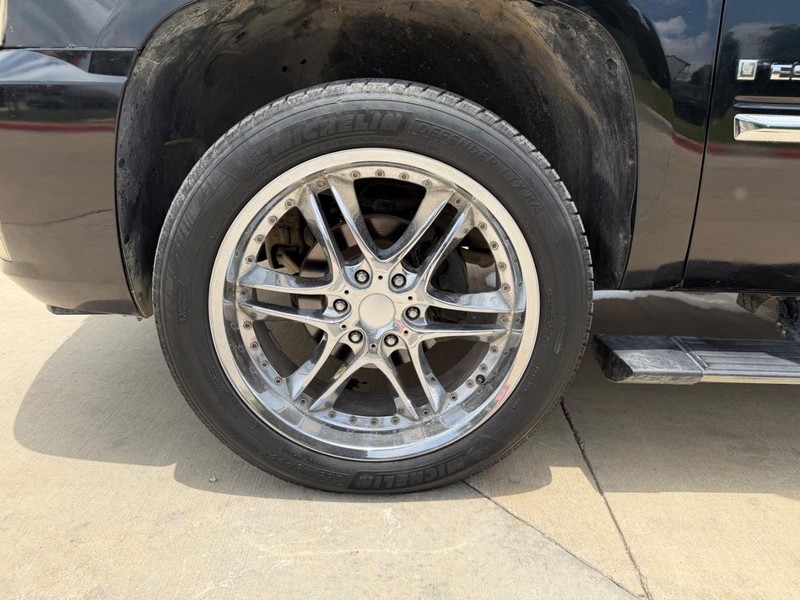 Cadillac Escalade Vehicle Full-screen Gallery Image 23