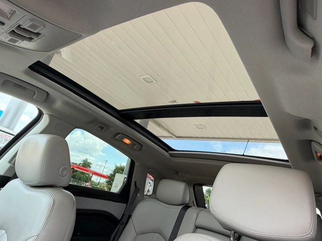 Cadillac SRX Vehicle Full-screen Gallery Image 12