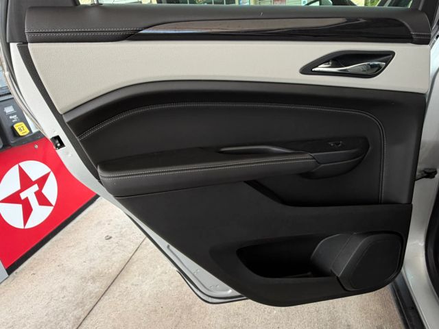 Cadillac SRX Vehicle Full-screen Gallery Image 13