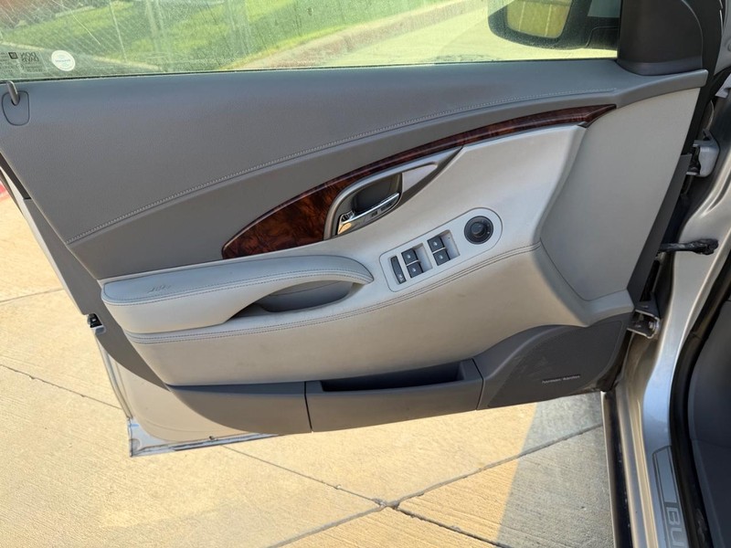Buick LaCrosse Vehicle Full-screen Gallery Image 10