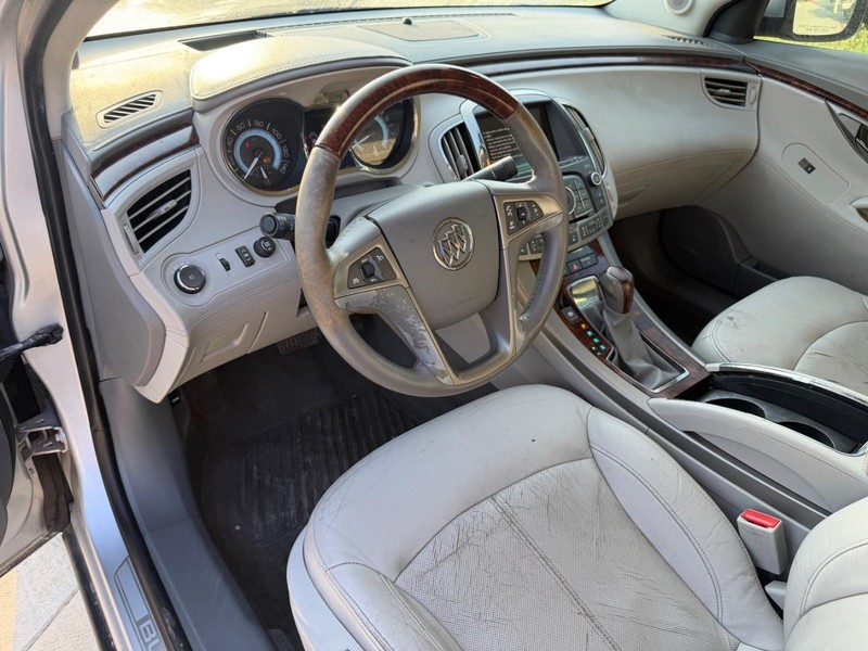 Buick LaCrosse Vehicle Full-screen Gallery Image 11