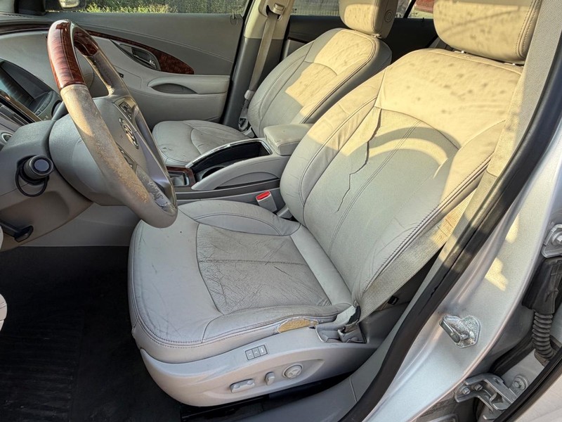 Buick LaCrosse Vehicle Full-screen Gallery Image 12